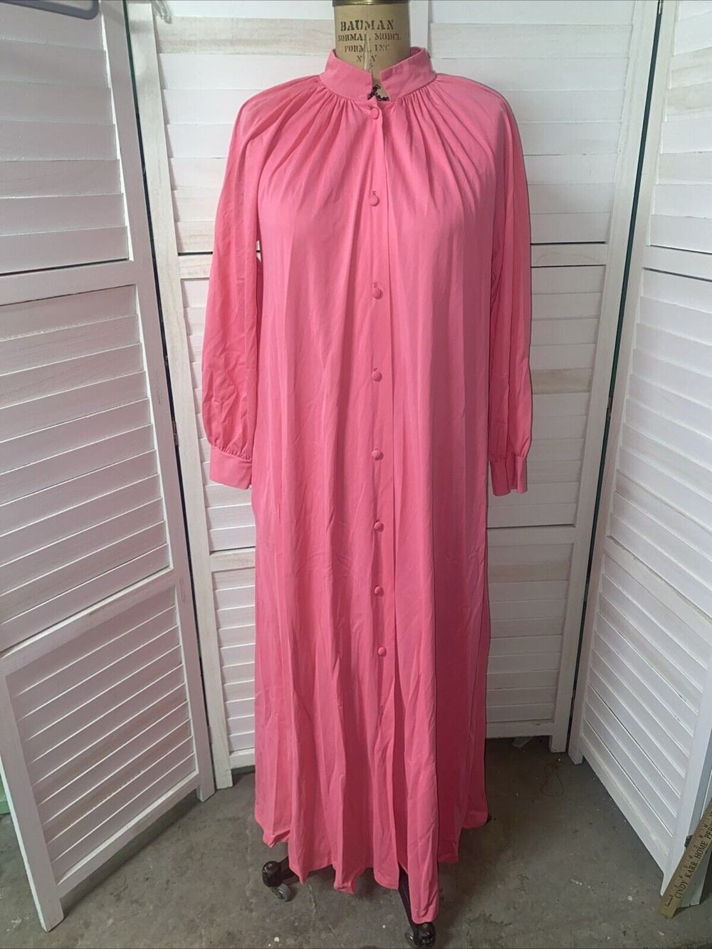 Vintage Women’s Pink House Coat Muumuu Robe Nightgown Button Front One Size